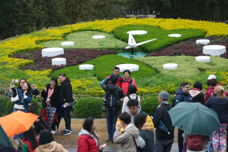 陽明山花季  民眾賞花（1） 陽明山花季開跑，3日花季期間，吸引許多民眾上山 賞花，在陽明山花鐘前拍照合影。 中央社記者吳家昇攝  113年3月3日 