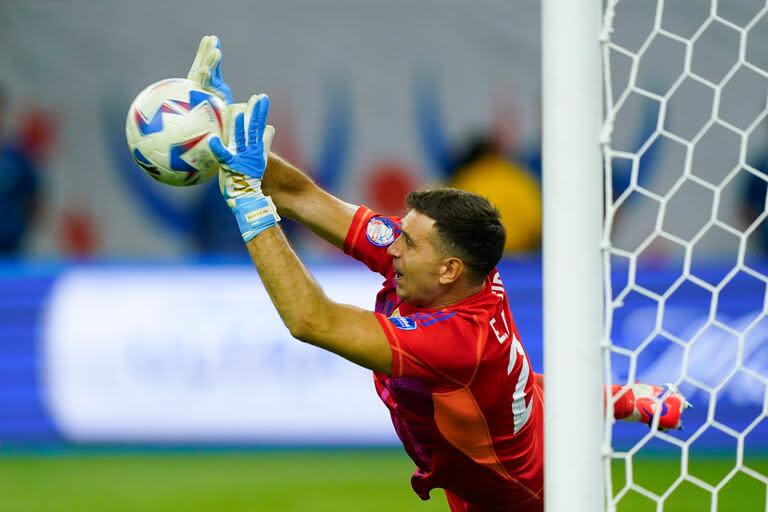 Dibu Martínez ataja un penal en la definición ante Ecuador por los cuartos de final de la Copa América
