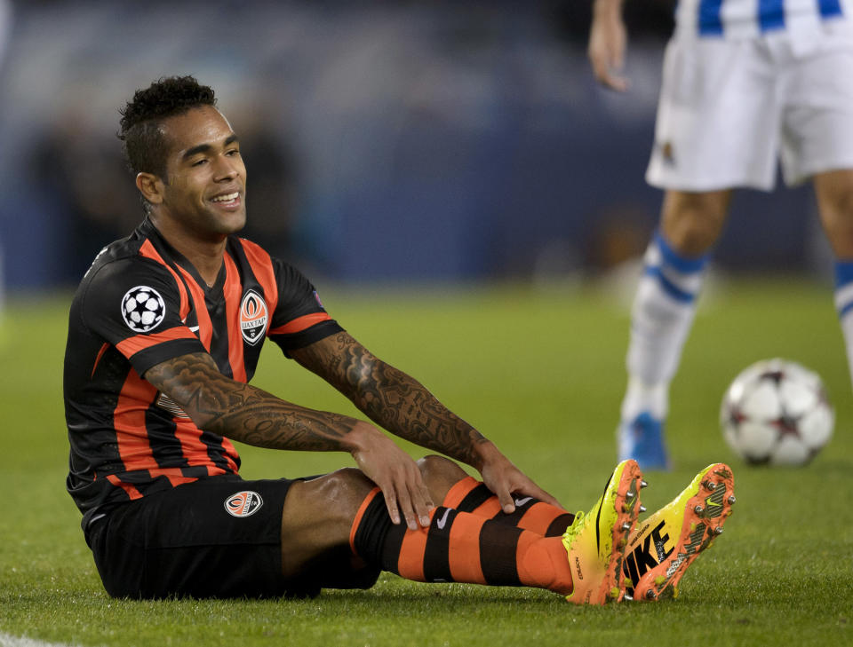 Former Liverpool target Alex Teixeira has moved to Jiangsu Suning in China.