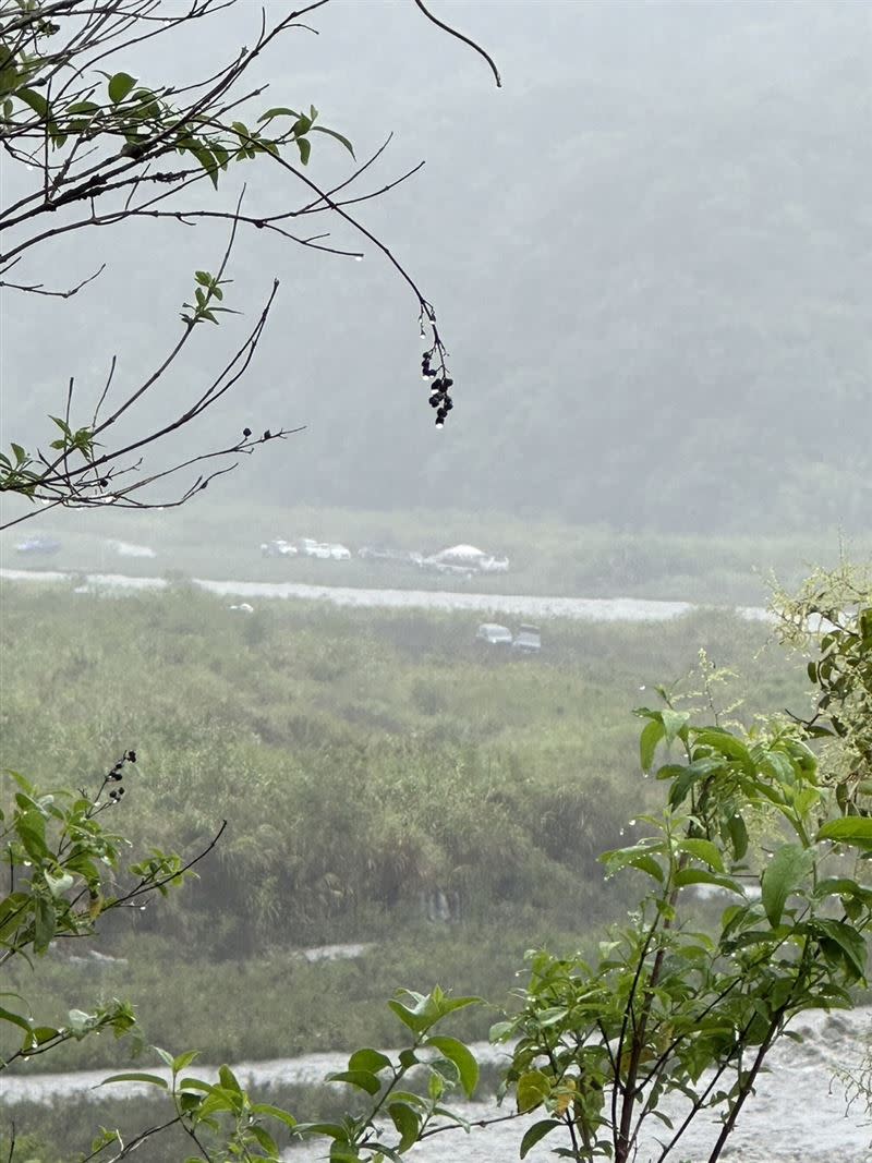 清水地熱公園溪水暴漲。（圖／翻攝自記者爆料網）