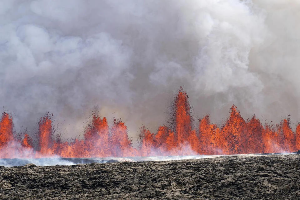 <strong>格林達維克附近火山噴發，熔岩高達50公尺。（圖／美聯社）</strong>