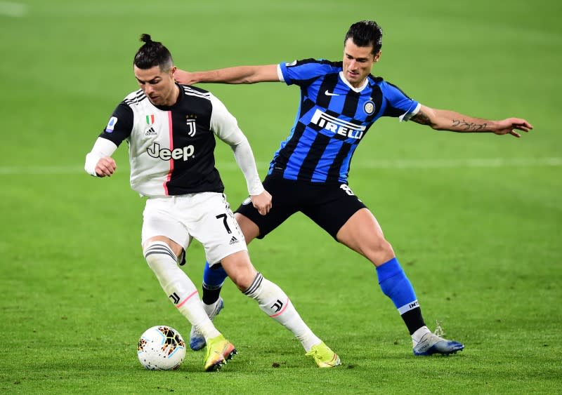 Foto de archivo de Cristiano Ronaldo en acción ante Antonio Candreva en el choque entre Juventus e Inter de Milán