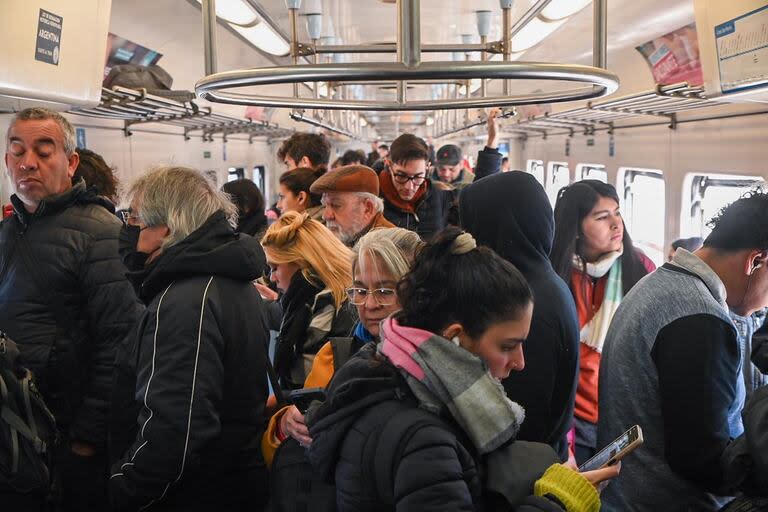 Al igual que todos los días de semana, a las 10:20, en los trenes que viajan hacia Retiro hay un promedio de entre 30 y 40 personas viajando de pie en cada vagón