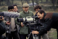 El rey incluso hizo sus pinitos en el mundo audiovisual y participó en la serie documental 'La España salvaje' (1996) como presentador. En la imagen, nuestro protagonista mira a través de la cámara rodeado del equipo. (Foto: Jose R. Platon / Getty Images)