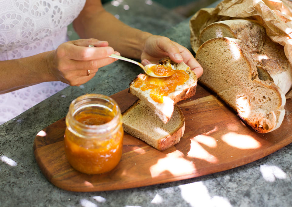 Weißbrot und Marmelade sind wirklich lecker zusammen, aber nicht empfehlenswert (Symbolbild: Getty Images)