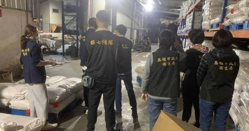 高雄市衛生局與會同食品藥物管理署南區管理中心，及內政部警政署保安警察第七總隊，前往查封違規產品，並主動移請台灣高雄地方檢察署偵辦。（圖／高雄市衛生局提供）