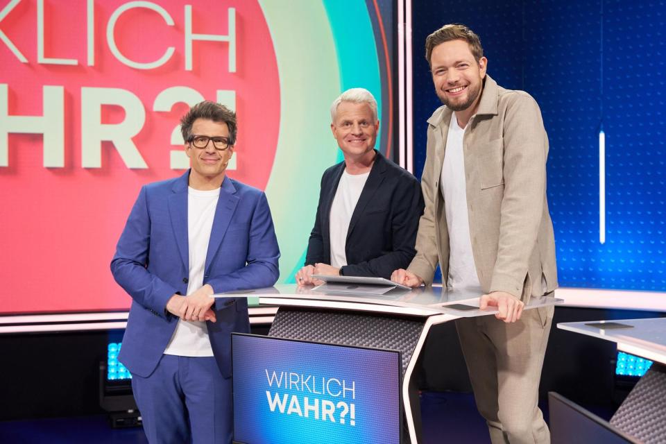 Wie die Orgelpfeifen, aber mit Durchblick: Moderator Daniel Hartwich mit Guido Cantz (Mitte) und Sebastian Bielendorfer. (Bild: RTL / Guido Engels)