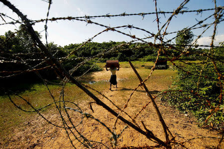 A Rohingya man carrying his belongings approaches the Bangladesh-Myanmar border in Bandarban, an area under Cox's Bazar authority, Bangladesh, August 29, 2017. REUTERS/Mohammad Ponir Hossain