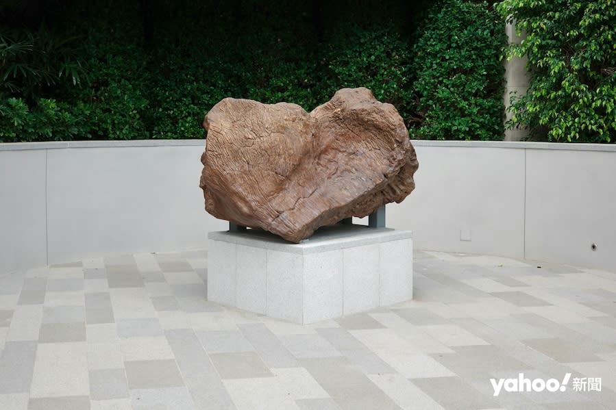 龔如心生前的石藏品包括巨型心形木化石，公眾可免費到如心園觀賞。
