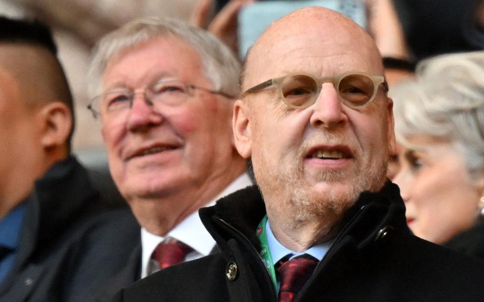 El exentrenador del Manchester United, Alex Ferguson (izq.), y el copresidente estadounidense del Manchester United, Avram Glazer, esperan el inicio de la final de la Copa de la Liga inglesa entre el Manchester United y el Newcastle United en el estadio de Wembley - Getty Images/Glyn Kirk