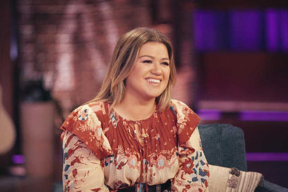 Kelly Clarkson smiling