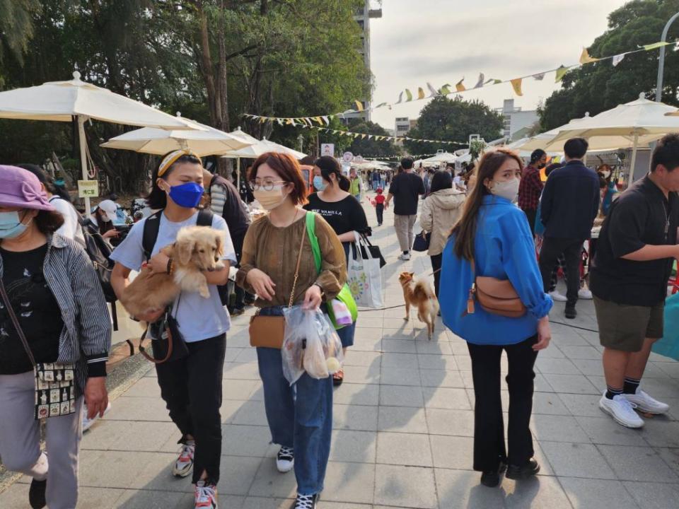 台南地方創生市集昨起兩天在前美國學校“阿嬤妳看市集廊道”登場。（市府提供）