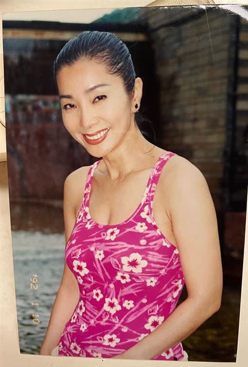陳美鳳翻出1992年所拍攝的泳裝辣照。（圖／翻攝自臉書）