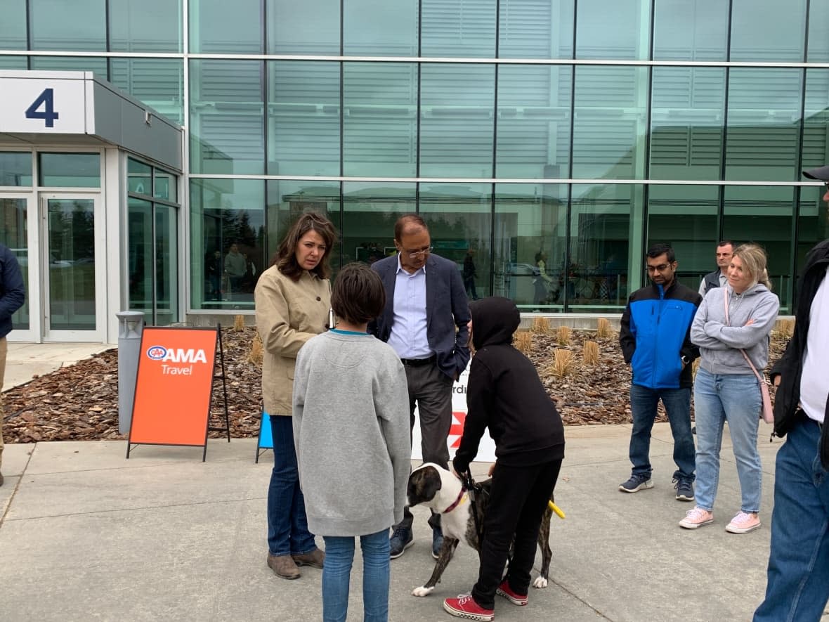 Government officials like Alberta Premier Danielle Smith and Edmonton Mayor Amarjeet Sohi visited wildfire evacuees at the Edmonton Expo Centre on Sunday. ( Wildinette Paul/Radio-Canada - image credit)