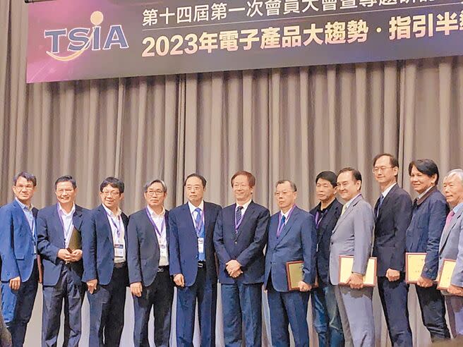台灣半導體產業協會（TSIA）30日召開第14屆首次會員大會，台積電董事長劉德音（左六）以TSIA理事長身分致詞，期許台灣應建構半導體產業生態圈並引領產業升級。（涂志豪攝）