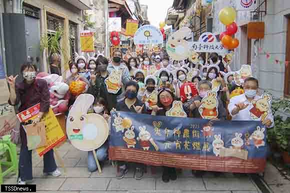 南臺科大文化底蘊USR團隊以六兔興旺為主題辦燈展。（記者李嘉祥攝）