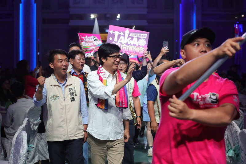 高雄原住民族運動會選手之夜  陳其邁出席（2） 高雄市長陳其邁（中）等人28日晚間在大寮區出席 113年高雄市第2屆原住民族運動會開幕式選手之夜， 在旗手帶隊下與「原運應援團」一同進場，現場歡呼 聲不斷。 中央社記者張已亷攝  113年9月28日 