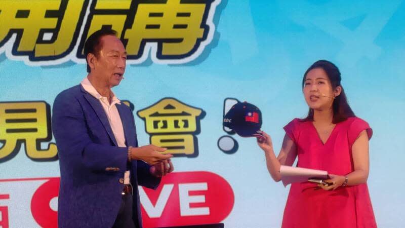 鴻海創辦人郭台銘（左）在臉書發文表示，他沒有炒房，他在意年輕人買不起房子，當然有資格談居住正義。（中央社資料照）