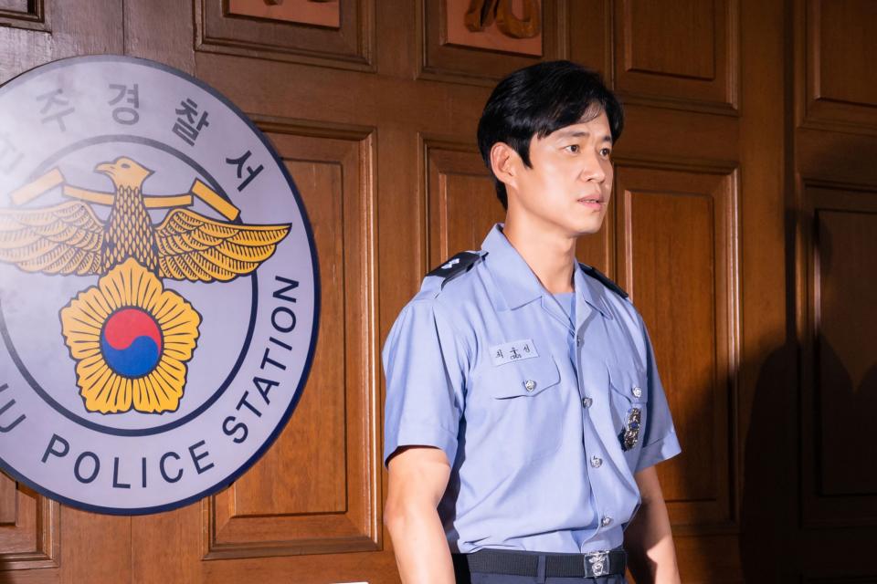 劉俊相則飾演當年負責調查該案的刑警。（圖／車庫娛樂提供）