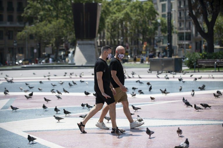 Passants sur la Place de Catalogne, dans le centre de Barcelone, le 18 juillet 2020 - Josep LAGO © 2019 AFP