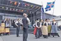 身穿冰島民族服裝，當地人跳起歡快的民族舞。（楊映波攝）