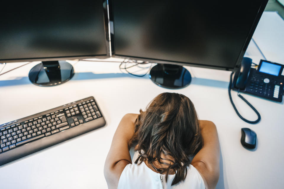 Los síntomas principales del agotamiento laboral incluyen cansancio extremo, falta de motivación, cinismo o escepticismo, y la sensación de no ser efectivo en el rendimiento. Foto: Getty Images. 