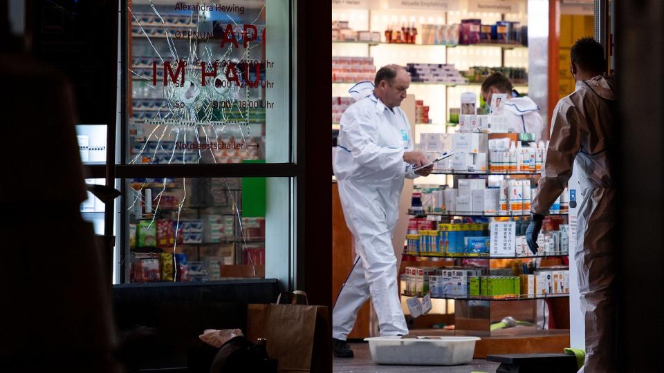 Spurensicherung der Polizei in der Apotheke im Hauptbahnhof, in der sich zuvor eine Geiselnahme ereignet hatte. Vorn an der Scheibe sind Einschusslöcher der Polizei zu sehen. Foto: Marius Becker