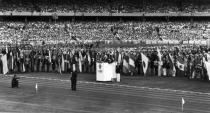 <p>The Duke of Edinburgh launched these games and the opening ceremony included, for the first time ever, a marching band in formation to help introduce the athletes. Runner John Landy, the second man to break a 4-minute mile, took the Olympic Oath. </p>