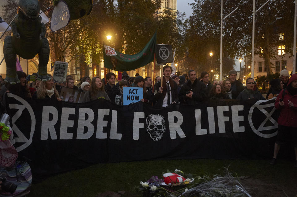 Environmental activists gather in Parliament Square, London, the U.K., during a demonstration organised by the movement Extinction Rebellion on Nov. 24, 2018. (Photo: NIKLAS HALLE'N via Getty Images)