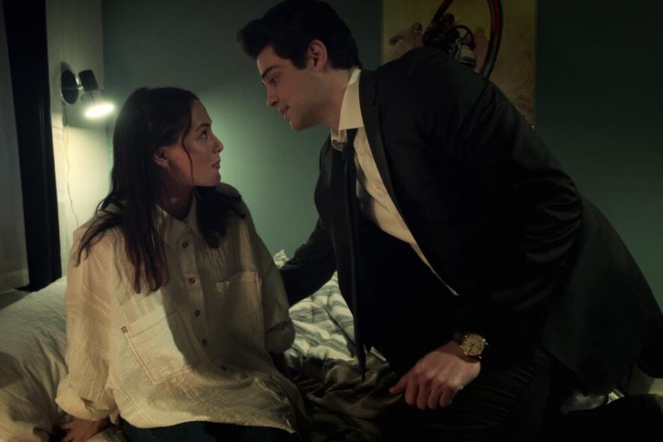 The Recruit. (L to R) Fivel Stewart as Hannah Copeland, Noah Centineo as Owen Hendricks in episode 101 of The Recruit. Cr. Courtesy Of Netflix © 2022