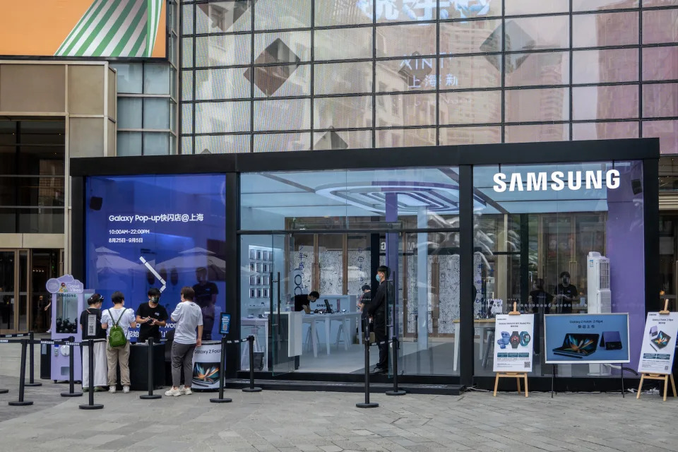 SHANGHAI, CHINA - AUGUST 29, 2022 - South Korea&#39;s Samsung holds a flash mob promotion event to promote its new Galaxy Fold 4th generation model in Shanghai, China, August 30, 2022. (Photo credit should read CFOTO/Future Publishing via Getty Images)