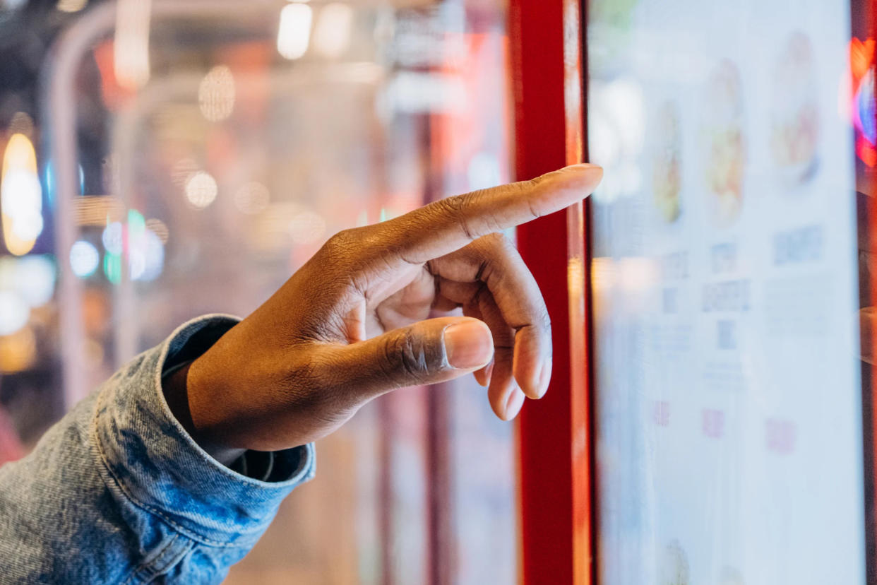 Solltest du von Mäckes wegziehen? Was eine aktuelle Studie über die Nähe zu Fast-Food-Restaurants und Bars ergeben hat. (Getty Images)
