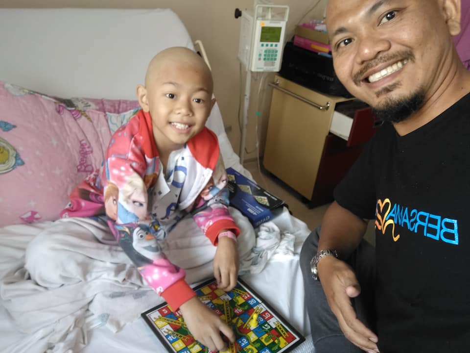 Jeffri Senin with his daughter Rayyana, who is being treated at the Sultan Ismail Hospital in Johor Baru. — Picture via Facebook