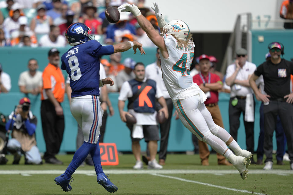 Miami Dolphins linebacker Andrew Van Ginkel (43) blocks a pass by New York Giants quarterback Daniel Jones (8) during the first half of an NFL football game, Sunday, Oct. 8, 2023, in Miami Gardens, Fla. (AP Photo/Rebecca Blackwell)