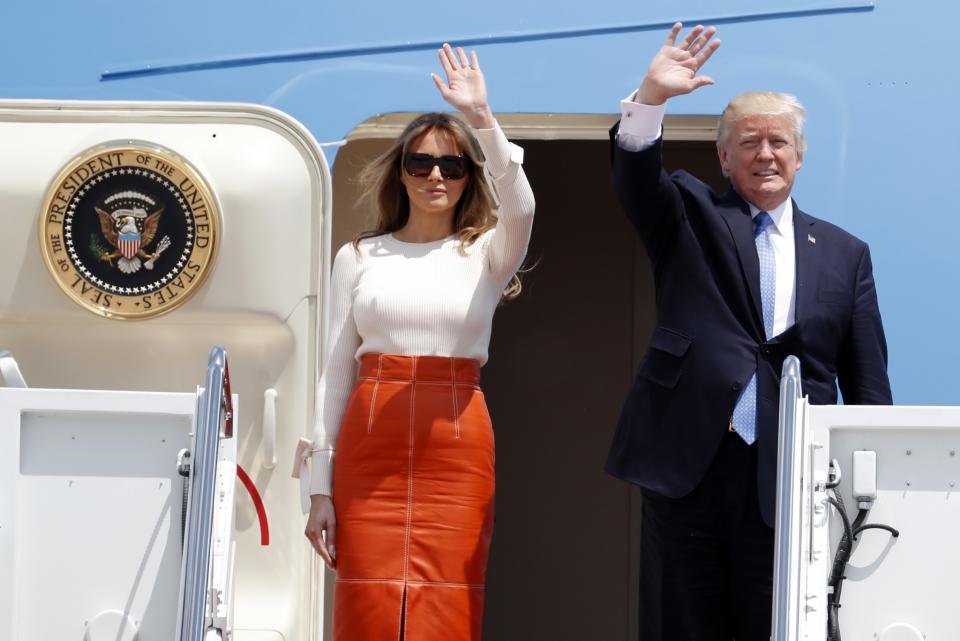 Donald Trump y su esposa Melania abordan el avión presidencial Air Force One. (AP)