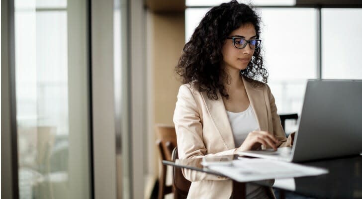 Pengusaha wanita yang mengerjakan laptop