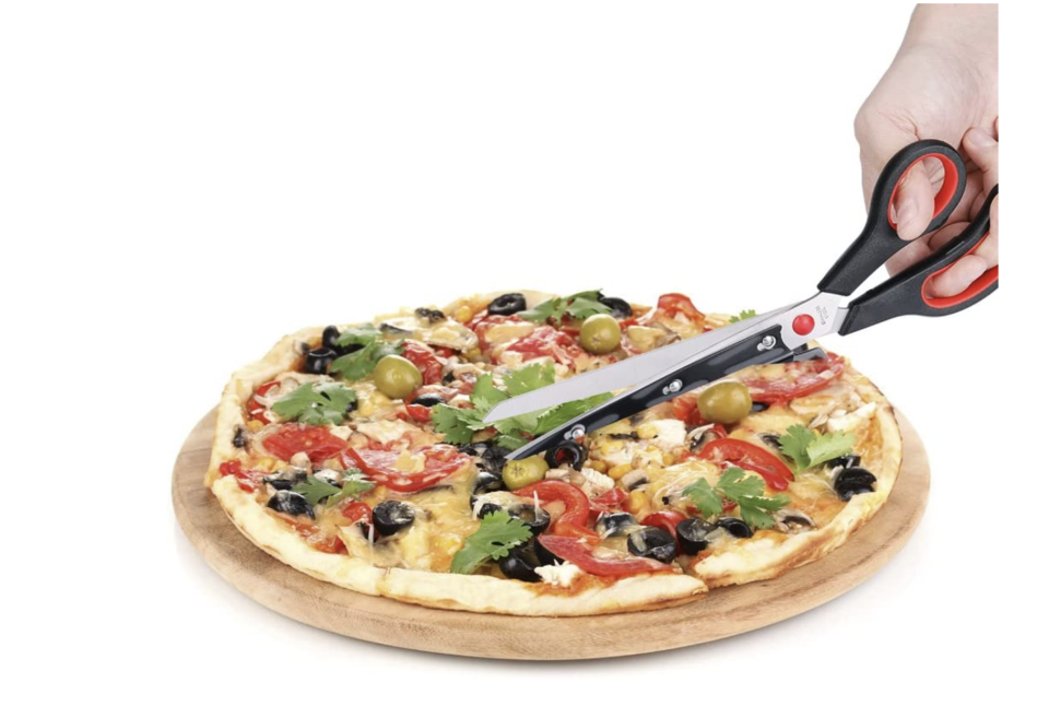 Zusätzlich zum Schneiden von Pizza kann die Schere auch zum Schneiden von Fleisch, Obst, Gemüse und Fisch und verwendet werden  (Bild: Amazon)