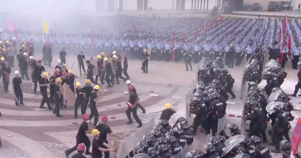 港媒報導，全副裝備的武警部隊集結在廣東深圳市深圳灣的春繭體育館展開防暴演習，連「水炮車」也加入協同演練。圖為8月「深圳亮劍」防暴演練。   圖：網路截圖