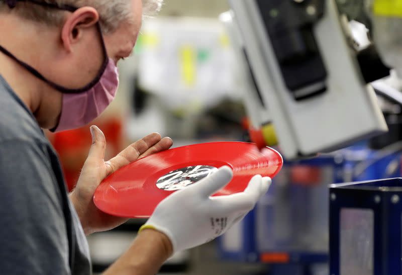 Un empleado trabaja en la fábrica de discos de vinilo de GZ Media en medio de la pandemia de COVID-19 en Loděnice