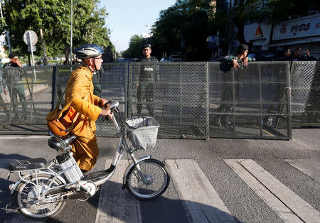 Police officers block a street near the Supreme Court during a hearing to decide whether to dissolve the main opposition Cambodia National Rescue Party (CNRP) in Phnom Penh, Cambodia, November 16, 2017. REUTERS/Samrang Pring