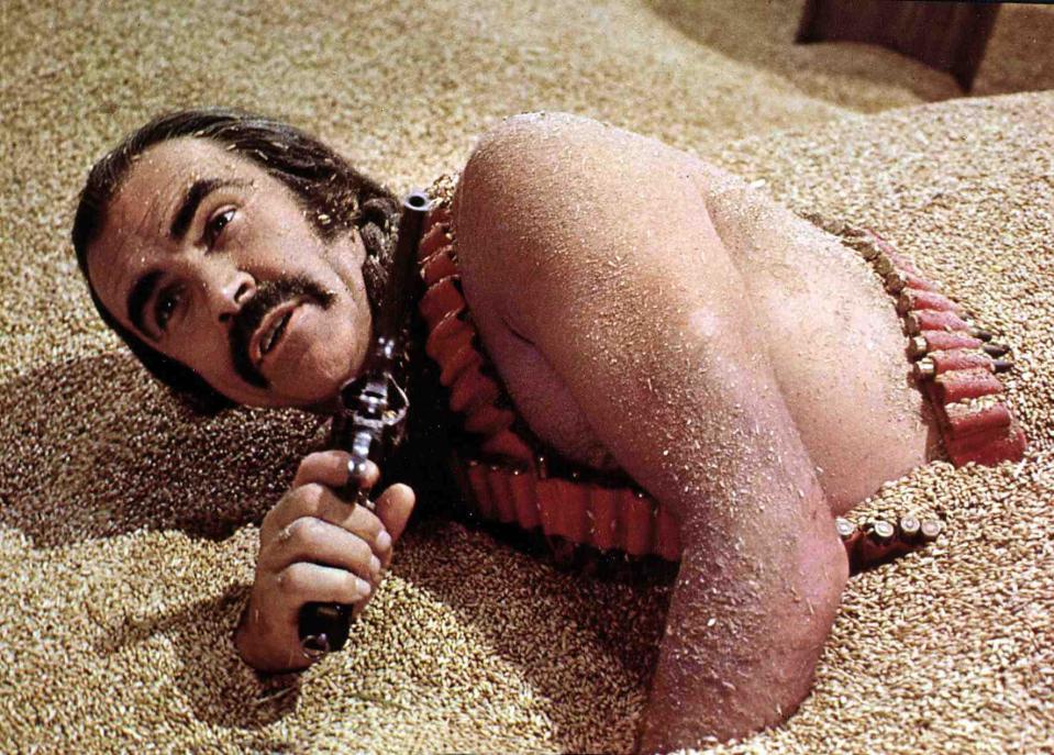 Kino. Zardoz, Zardoz, Zardoz, Zardoz, Sean Connery - Der Ex-Terminator Zed (Sean Connery) landet in einem Gebiet namens Vortex und verucht dort, das Geheimnis der unsterblichen Einwohner zu ergründen., 1974. (Photo by FilmPublicityArchive/United Archives via Getty Images)