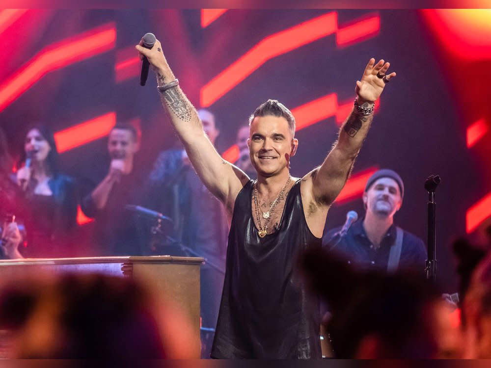 Robbie Williams auf der Bühne von "Your Songs". (Bild: MDR/Kirsten Nijhof)