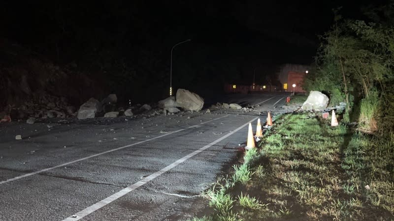 花蓮連續震不停  花東海岸公路落石阻路 花蓮縣壽豐鄉22日下午5時許開始連續發生多起地 震，花東海岸公路台11線35公里處出現落石，鄉公所 籲請用路人注意，並通報公路局清除。 （豐濱鄉公所提供） 中央社記者李先鳳傳真  113年4月22日 