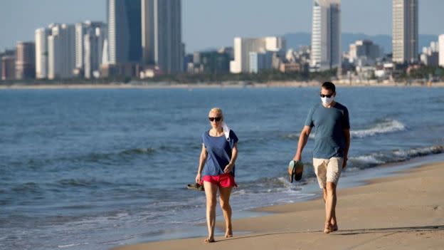 Pareja caminando en la playa