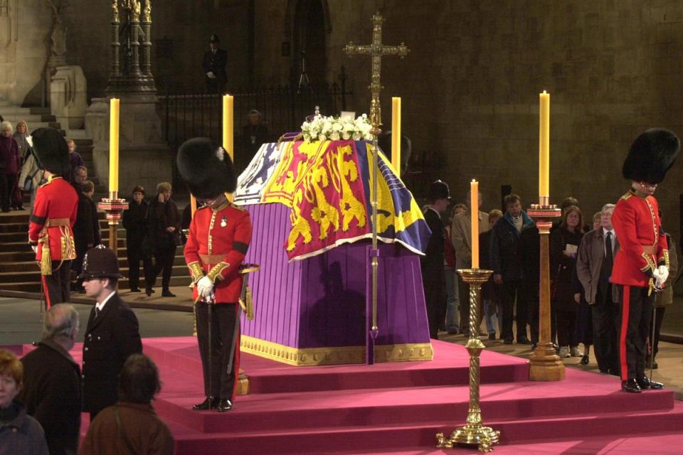 Guards stand by the coffin of Queen Mother laying in state at Westminster Hall, 2002 (LYNN HILTON)