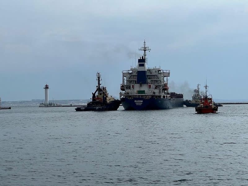 El carguero Razoni sale del puerto marítimo de Odesa