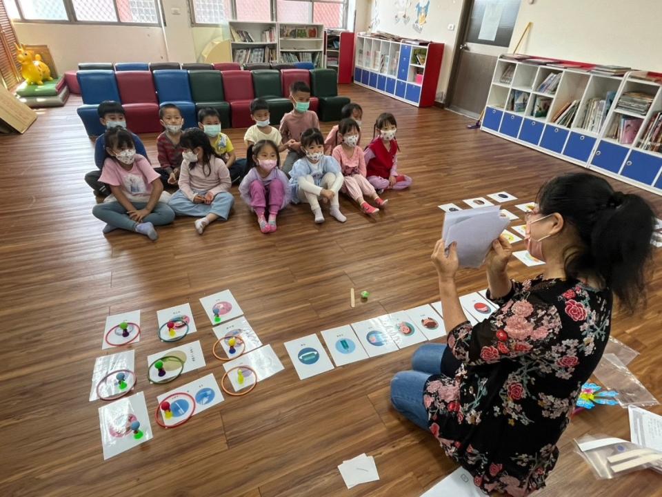 利用圖卡教導幼兒客語的日常生活用語