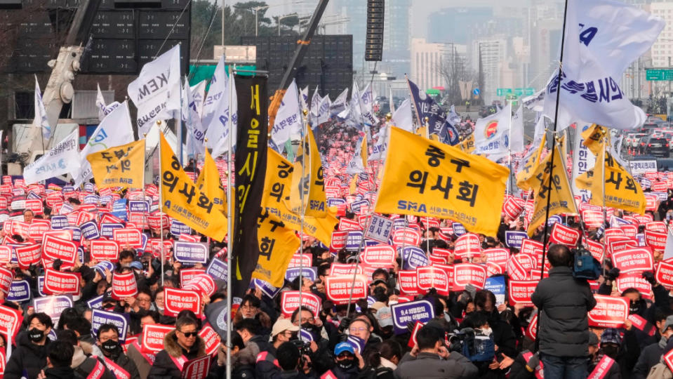 2024年3月3日，南韓醫生上街示威抗議政府的醫學院擴招政策。美聯社