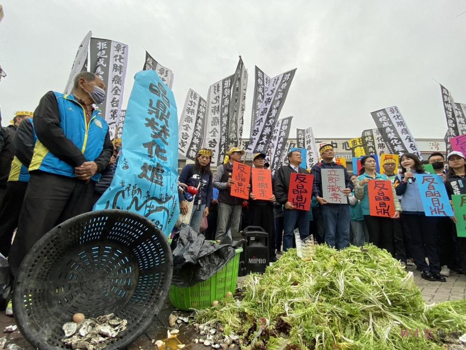 ▲晶鼎公司在彰濱產業園區舉行事業廢棄物焚化爐施工前說明會，引爆民代、抗爭居民的不滿，雙方爆發數波推擠與拉扯，在混亂抗議中，晶鼎自行宣布會議完成。（民眾提供）