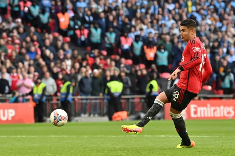 El centrocampista brasileño del Manchester United Casemiro lanza su penal durante la ronda de penales en la semifinal de la FA Cup contra el Coventry City en Wembley. Londres, el 21 de abril de 2024 (Glyn KIRK)